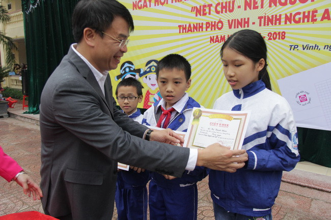 Ban tổ chức trao thưởng cho học sinh đạt giải Nhất thi “Trạng nguyên nhỏ tuổi” Ban tổ chức trao thưởng cho học sinh đạt giải Nhất thi “Trạng nguyên nhỏ tuổi”