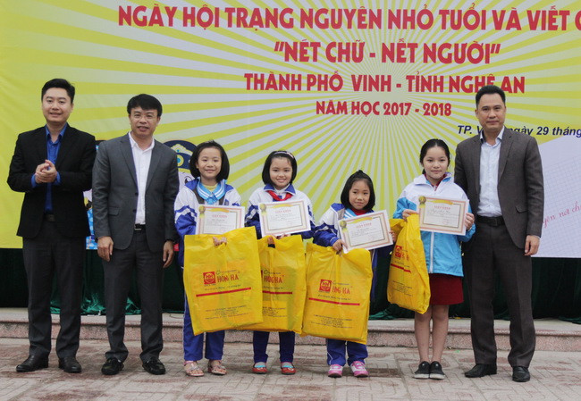 4 thí sinh đạt giải nhất thi “Nét chữ nết người” 4 thí sinh đạt giải nhất thi “Nét chữ nết người”