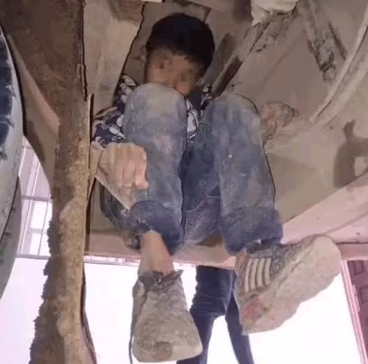 Hai đứa trẻ trốn dưới gầm xe buýt hơn 3 tiếng để đi thăm bố mẹ ảnh 2