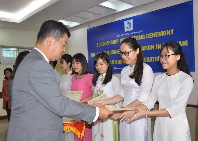 Niềm vui của các sinh viên khi nhận học bổng từ doanh nghiệp Nhật Bản.