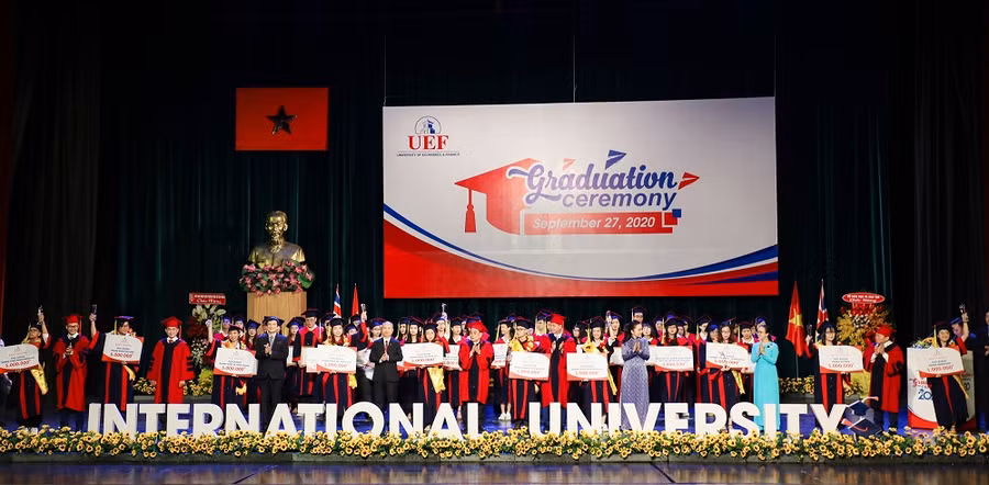 Các tân cử nhân tại lễ tốt nghiệp