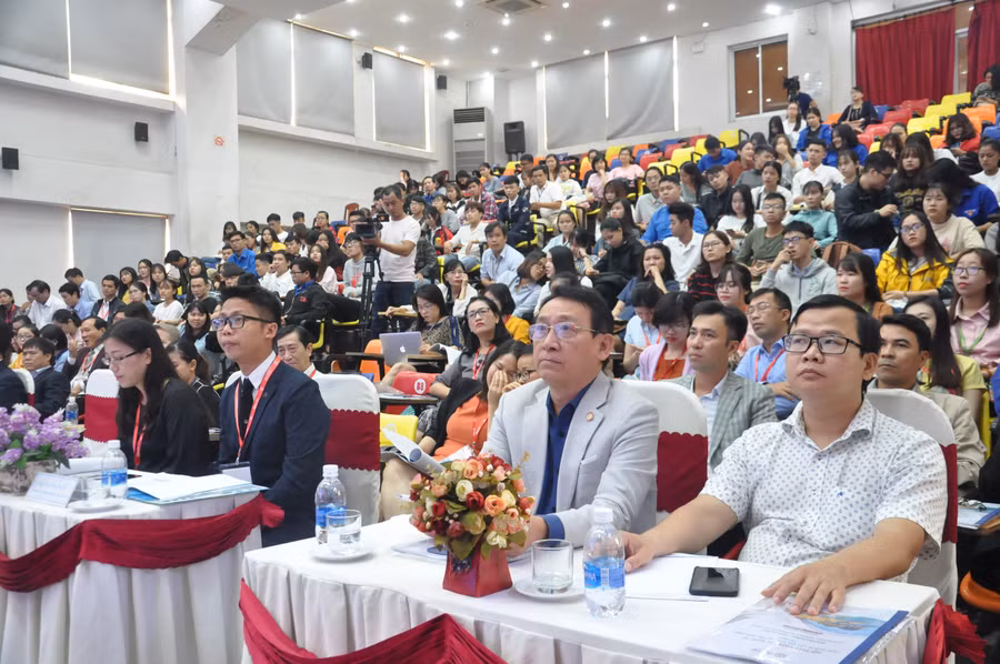 Các đại biểu tham dự Hội thảo khoa học quốc tế “Phát triển du lịch bền vững các tỉnh miền Trung, Việt Nam.