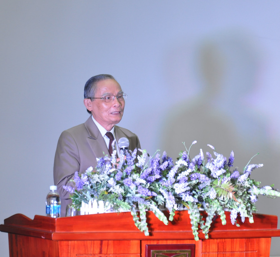 Nhà giáo ưu tú Lê Công Cơ phát biểu khẳng định tầm quan trọng của Hội thảo.