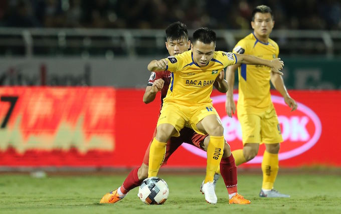 Pha tranh bóng giữa cầu thủ hai đội Pha tranh bóng giữa cầu thủ hai đội