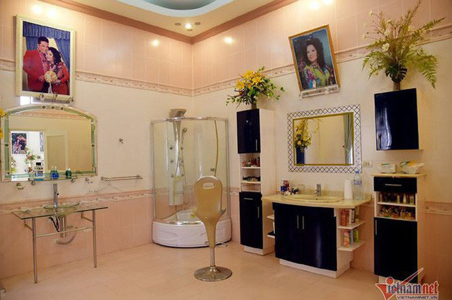 Choáng với nhà vợ chồng trùm Thúy Nga Paris: Hơn 10.000m2, bồn tắm lộ thiên, ảnh treo từ nhà ra vườn - Ảnh 2. Choáng với nhà vợ chồng trùm Thúy Nga Paris: Hơn 10.000m2, bồn tắm lộ thiên, ảnh treo từ nhà ra vườn - Ảnh 2.