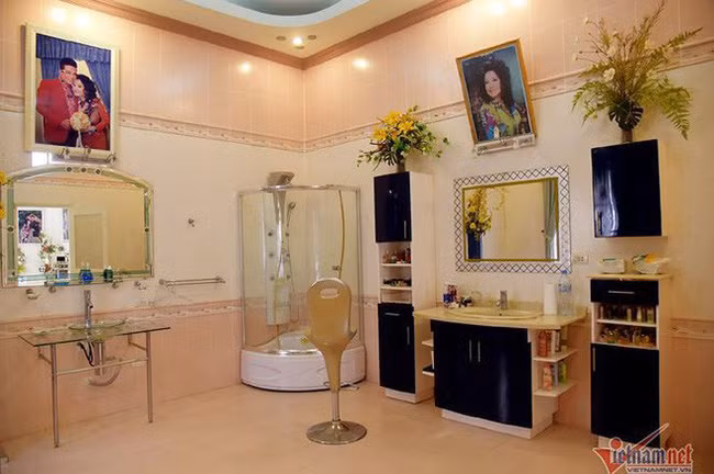 Choáng với nhà vợ chồng trùm Thúy Nga Paris: Hơn 10.000m2, bồn tắm lộ thiên, ảnh treo từ nhà ra vườn - Ảnh 2.