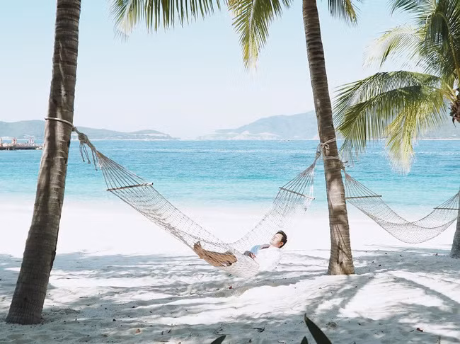 Học ngay 10 kiểu pose dáng này để dành đi biển, chắc chắn bạn sẽ có những tấm ảnh cực xịn - Ảnh 30.