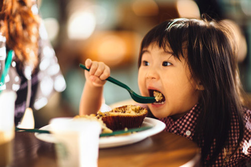 6 sai lầm cho bé ăn sáng nhiều mẹ Việt mắc phải, điều cuối cùng dễ gây ung thư ảnh 2 Không chó trẻ đồ ăn nhanh buổi sáng