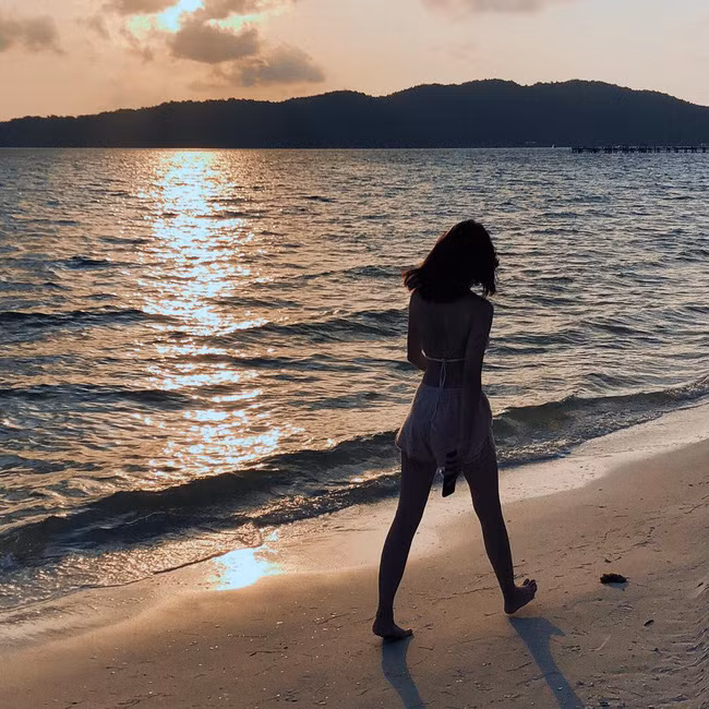 Học ngay 10 kiểu pose dáng này để dành đi biển, chắc chắn bạn sẽ có những tấm ảnh cực xịn - Ảnh 29. Học ngay 10 kiểu pose dáng này để dành đi biển, chắc chắn bạn sẽ có những tấm ảnh cực xịn - Ảnh 29.