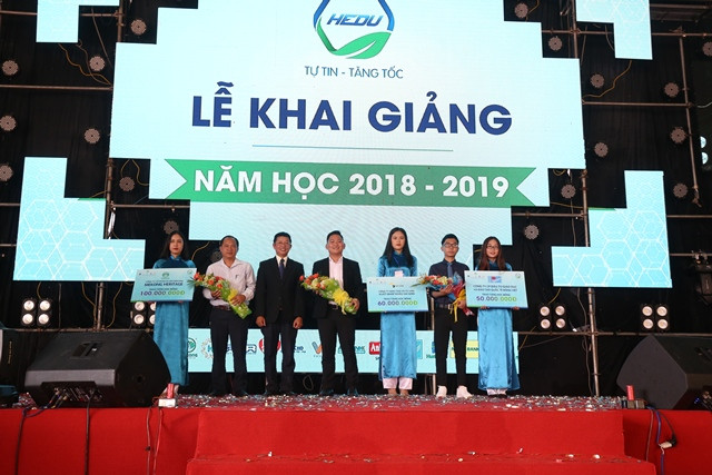 Đại diện các doanh nghiệp tặng học bổng cho nhà trường.