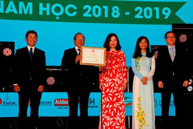 Lãnh đạo Trường ĐH Văn Hiến nhận bằng khen của Bộ GD&ĐT và UBND TPHCM.