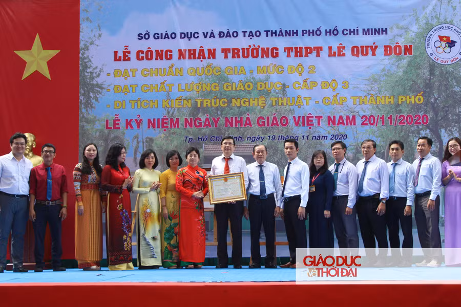 Chào đón 38 năm Ngày Nhà giáo Việt Nam, trường THPT Lê Quý Đôn còn vinh dự được công nhận là trường đạt chuẩn quốc gia cấp độ 2 và đạt kiểm định giáo dục cấp độ 3.