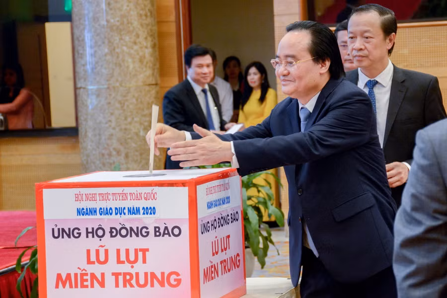 Bộ trưởng Phùng Xuân Nhạ phát động ủng hộ đồng bào bị ảnh hưởng bởi lũ lụt miền Trung tại Hội nghị trực tuyến toàn quốc ngành Giáo dục.