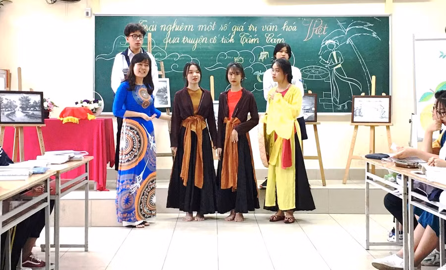 Một buổi trải nghiệm giá trị văn hóa qua truyện cổ tích Tấm Cám tại Trường THPT Hoàng Cầu (Hà Nội).