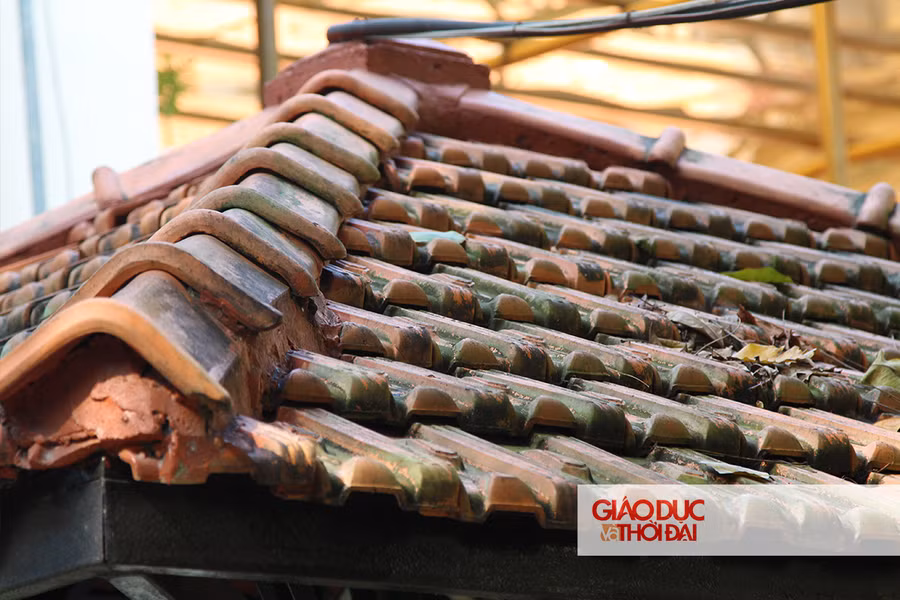 Những viên mái ngói xưa cũ là nét đẹp đặc trưng của trường.