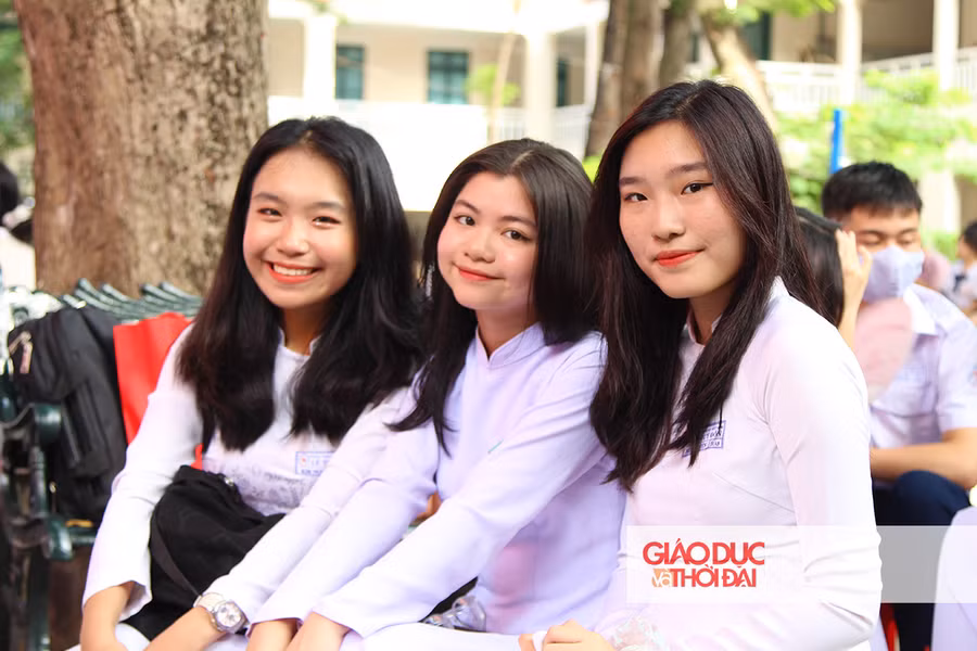 Học sinh rạng rỡ trong ngày vui của trường.