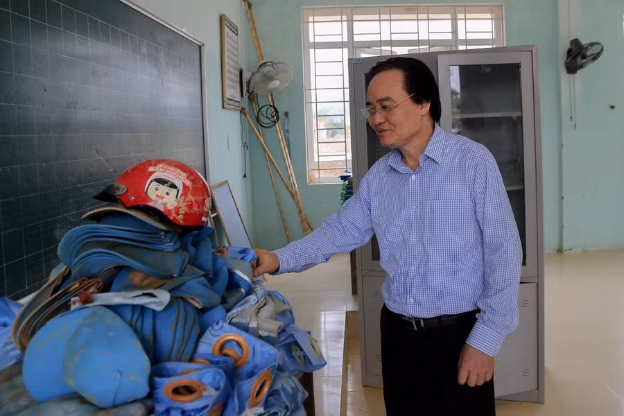 Bộ trưởng Phùng Xuân Nhạ thăm Trường Tiểu học Hàm Ninh - Quảng Ninh - Quảng Bình sau đợt mưa lũ. Ảnh: Thế Đại