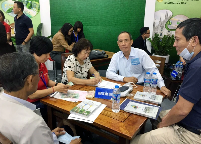 Tại hội chợ, bà Hương đã quyết định mua tour miền Tây cho cả đoàn 7 người đi vào đầu tháng 12 tới