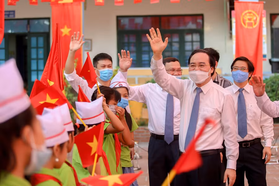 Bộ trưởng Phùng Xuân Nhạ dự khai giảng Trường Tiểu học Đan Phượng (Hà Nội)