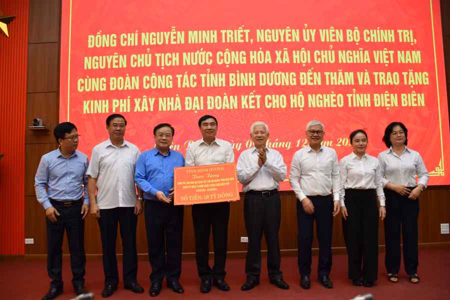 Nguyên Chủ tịch nước Nguyễn Minh Triết cùng lãnh đạo tỉnh Bình Dương trao kinh phí hỗ trợ xây dựng 200 căn nhà Đại đoàn kết cho hộ nghèo tỉnh Điện Biên. 