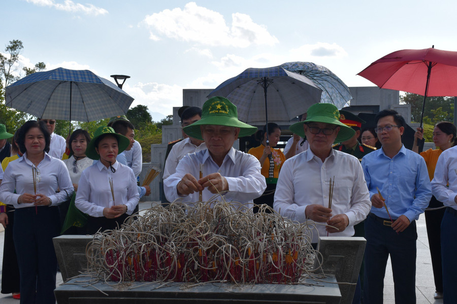 Nguyên Chủ tịch nước Nguyễn Minh Triết cùng đoàn công tác thắp hương tại Đền thờ Liệt sĩ tại Chiến trường Điện Biên Phủ.