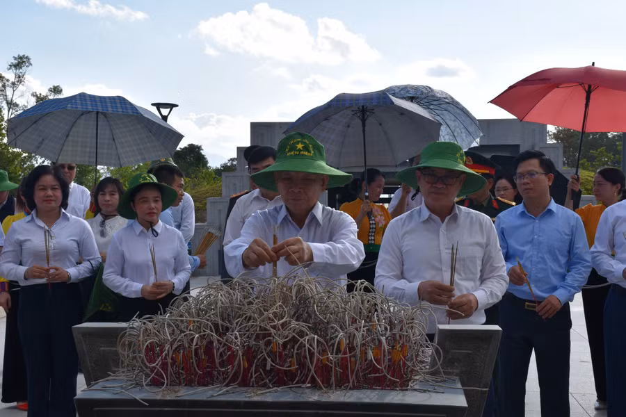 Nguyên Chủ tịch nước Nguyễn Minh Triết cùng đoàn công tác thắp hương tại Đền thờ Liệt sĩ tại Chiến trường Điện Biên Phủ.