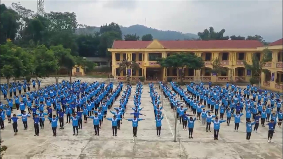 Tiết mục đồng diễn trên nền nhạc "Việt Nam ơi" của học sinh Trường PTDTNT THPT huyện Mường Ảng. Tiết mục đồng diễn trên nền nhạc "Việt Nam ơi" của học sinh Trường PTDTNT THPT huyện Mường Ảng.