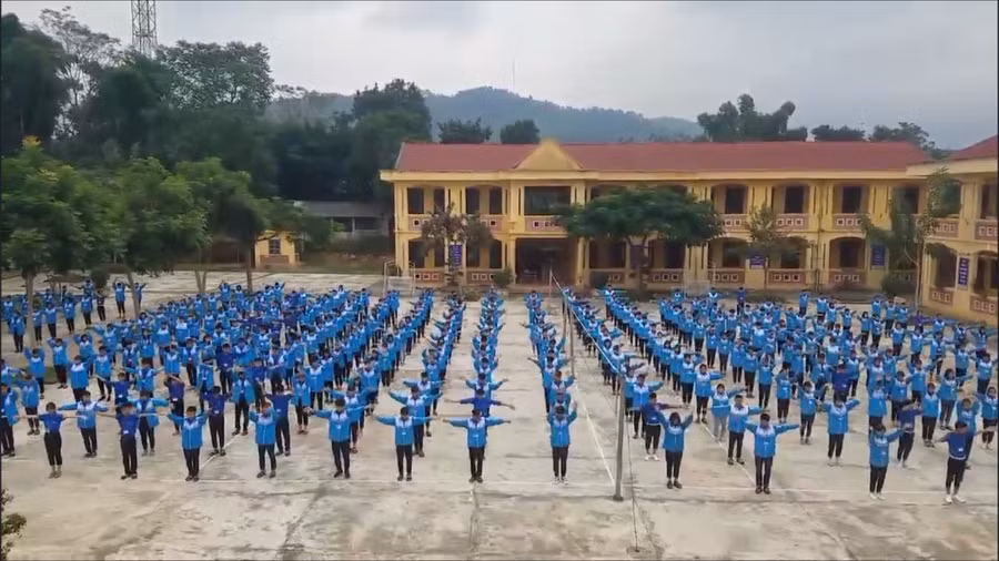 Tiết mục đồng diễn trên nền nhạc "Việt Nam ơi" của học sinh Trường PTDTNT THPT huyện Mường Ảng.