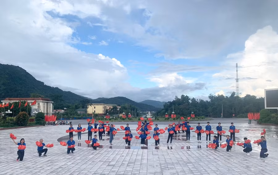 Học sinh Trường PTDTNT THPT huyện Mường Ảng luyện tập bài "Người đẹp Mường Then".