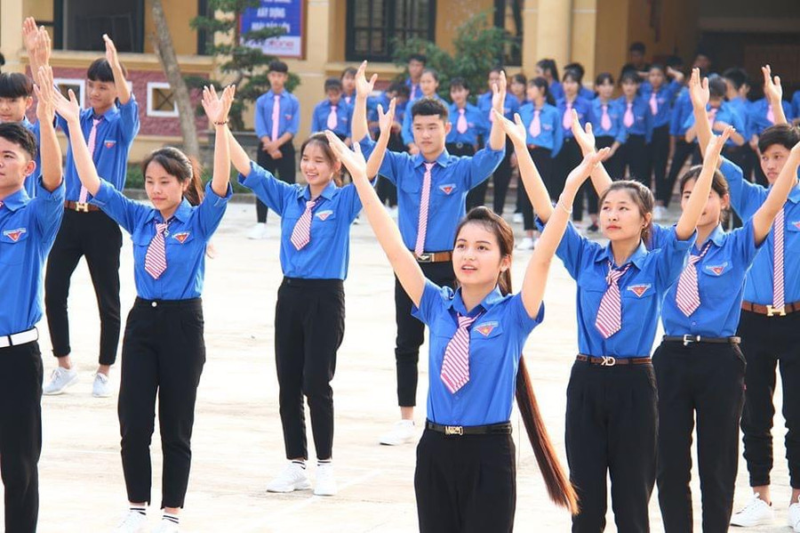 Học sinh Trường PTDTNT THPT huyện Mường Ảng tự tin với điệu nhảy Cha Cha Cha. Học sinh Trường PTDTNT THPT huyện Mường Ảng tự tin với điệu nhảy Cha Cha Cha.