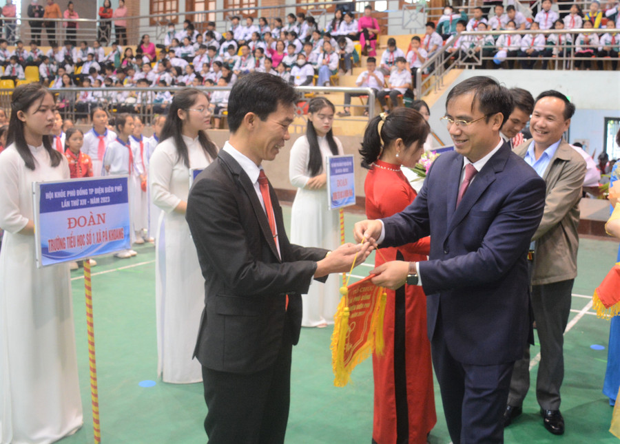 Trao cờ lưu niệm cho các đoàn tham gia Hội khoẻ.