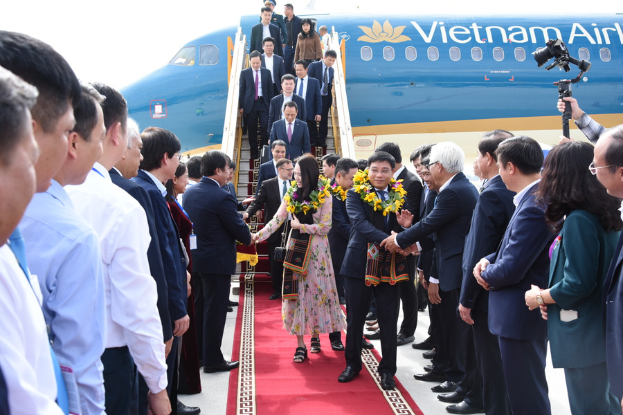 Những hành khách đầu tiên xuống sân bay Điện Biên. Những hành khách đầu tiên xuống sân bay Điện Biên.