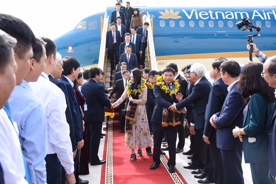 Những hành khách đầu tiên xuống sân bay Điện Biên.