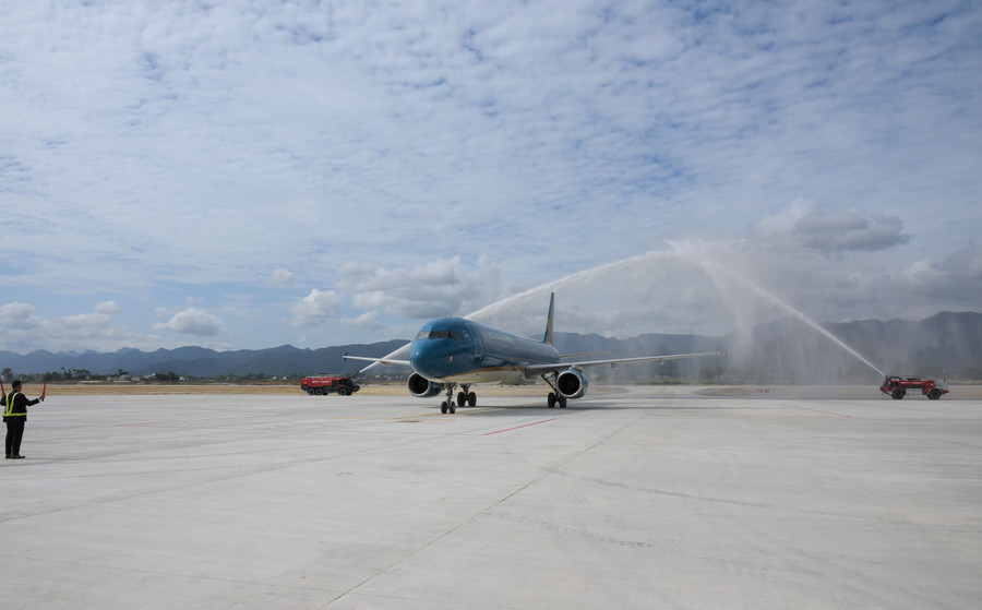 Việc đưa vào khai thác máy bay phản lực A321 tại sân bay Điện Biên được coi là cột mốc quan trọng trong ngành hàng không Việt Nam. Việc đưa vào khai thác máy bay phản lực A321 tại sân bay Điện Biên được coi là cột mốc quan trọng trong ngành hàng không Việt Nam.