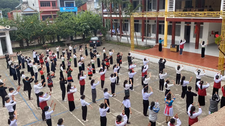 Học sinh Trường PTDTNT THPT huyện Tuần Giáo luyện tập bài nhảy dân vũ “Xuân về trên rừng núi”.