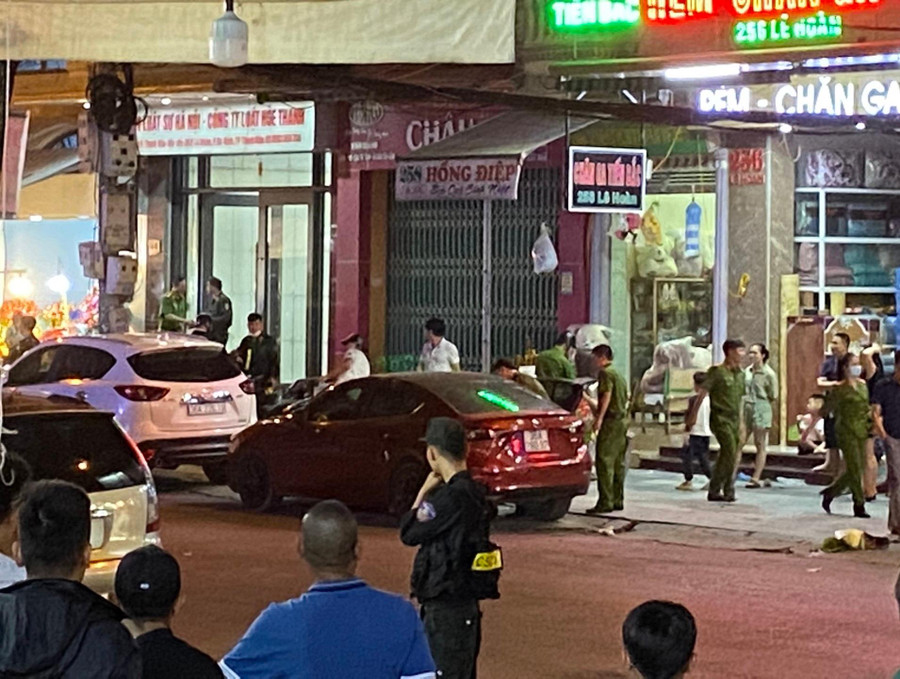 Hơn 19h, công việc khám xét được hoàn tất. Hơn 19h, công việc khám xét được hoàn tất.