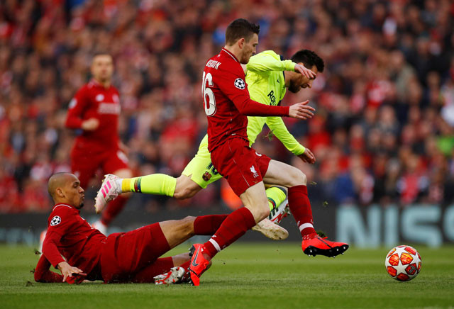 Messi bị khóa chặt bởi các hậu vệ áo đỏ Messi bị khóa chặt bởi các hậu vệ áo đỏ
