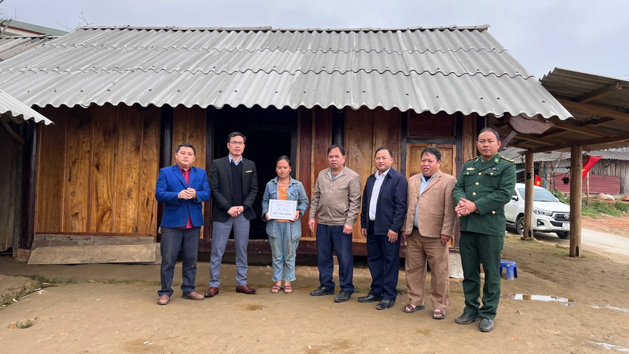 Đại diện đoàn công tác trao tặng nhà tình nghĩa cho hộ gia đình anh chị Mùa Bá Xồng (Bản Phù Khả 1). Đại diện đoàn công tác trao tặng nhà tình nghĩa cho hộ gia đình anh chị Mùa Bá Xồng (Bản Phù Khả 1).