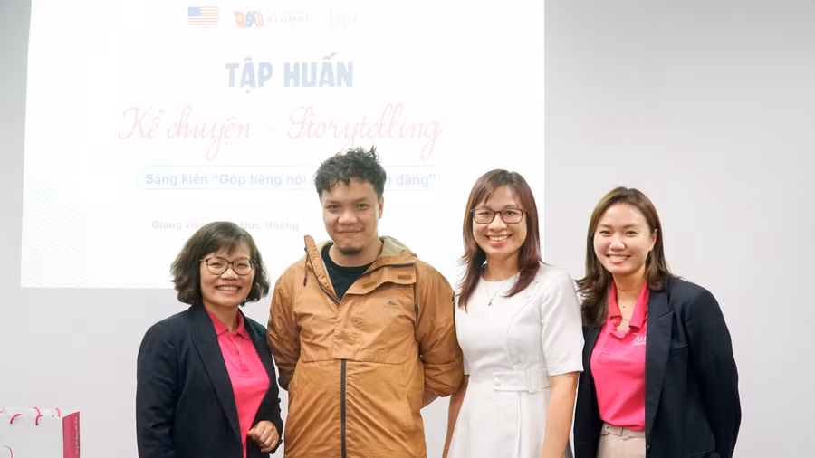 Trần Hồng Điệp – Phó Giám đốc VSF (ngoài cùng bên trái) là một trong 3 cựu thành viên Đại sứ quán Mỹ điều hành và cố vấn kỹ thuật cho sáng kiến.