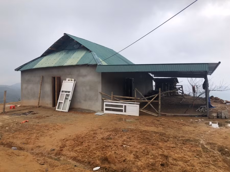 Căn nhà của gia đình anh chị Xồng Bá Chứ (Bản Ka Dưới), một trong mười hộ được trao tặng nhà tình nghĩa trên địa bàn xã biên giới Na Ngoi.