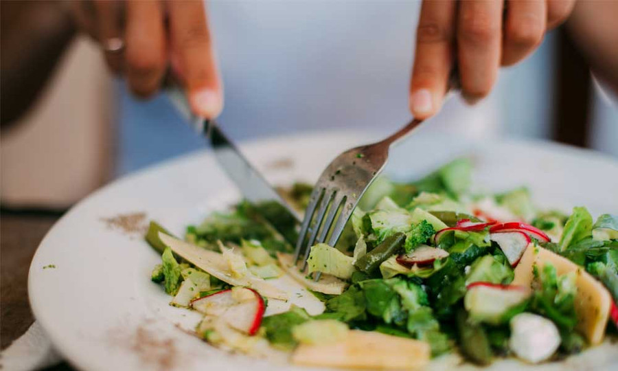 Bạn cần duy trì một lịch trình ăn uống hợp lý. (Ảnh: ITN)