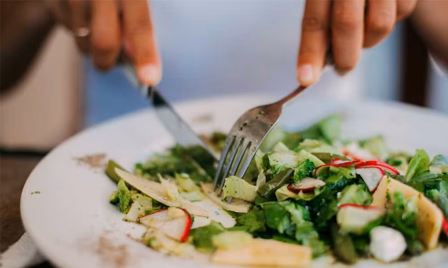 Bạn cần duy trì một lịch trình ăn uống hợp lý. (Ảnh: ITN)