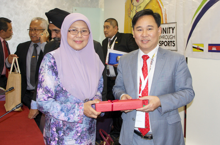 TS Lê Mạnh Hùng tặng quà lưu niệm cho Chủ tịch ASSC - Bà Datin Paduka Dr. Mohd Salleh