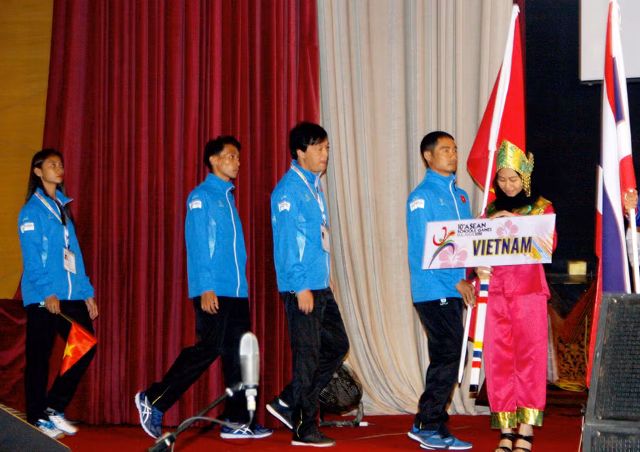 Đại diện Đoàn thể thao học sinh Việt Nam diễu hành tại lễ khai mạc