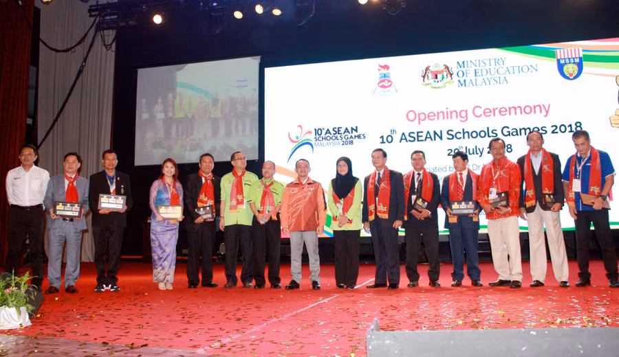 Các đoàn dự Đại hội chụp ảnh lưu niệm cùng đại diện nước chủ nhà