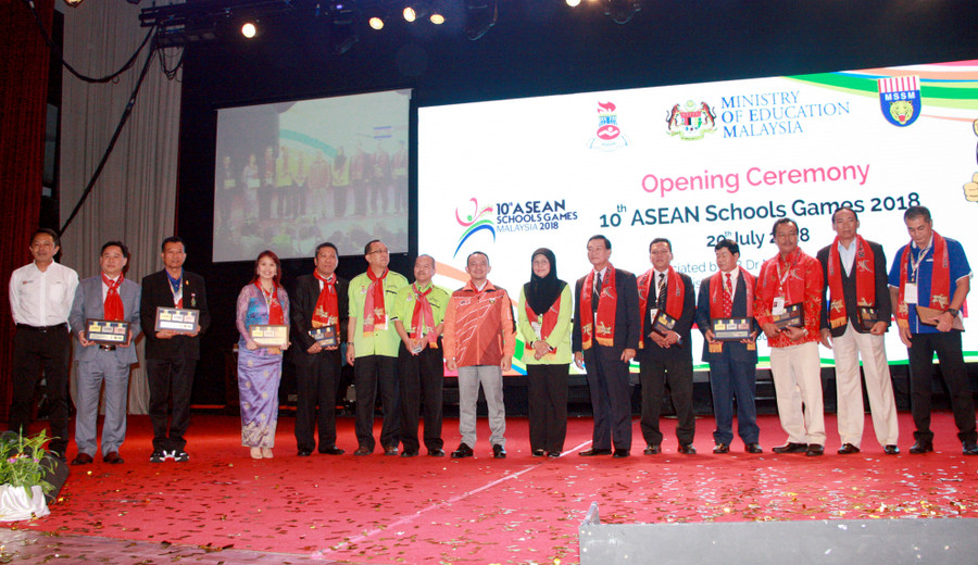 Các đoàn dự Đại hội chụp ảnh lưu niệm cùng đại diện nước chủ nhà Các đoàn dự Đại hội chụp ảnh lưu niệm cùng đại diện nước chủ nhà