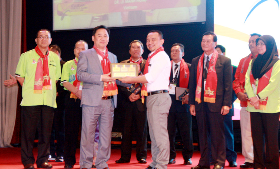 Bộ trưởng Bộ Giáo dục Malaysia tặng quà lưu niệm cho Trưởng đoàn thể thao học sinh Việt Nam Lê Mạnh Hùng Bộ trưởng Bộ Giáo dục Malaysia tặng quà lưu niệm cho Trưởng đoàn thể thao học sinh Việt Nam Lê Mạnh Hùng