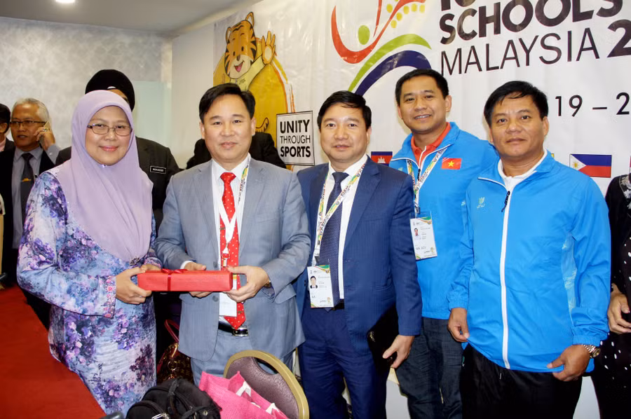 Trưởng Đoàn Thể thao học sinh Việt Nam Lê Mạnh Hùng và Phó đoàn Nguyễn Tiến Dũng chụp ảnh lưu niệm với Chủ tịch ASSC