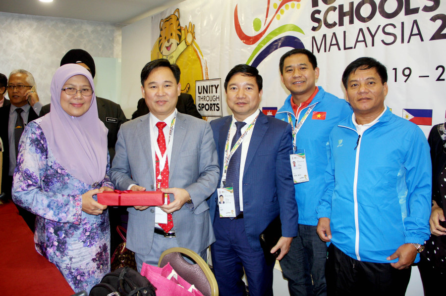 Trưởng Đoàn Thể thao học sinh Việt Nam Lê Mạnh Hùng và Phó đoàn Nguyễn Tiến Dũng chụp ảnh lưu niệm với Chủ tịch ASSC