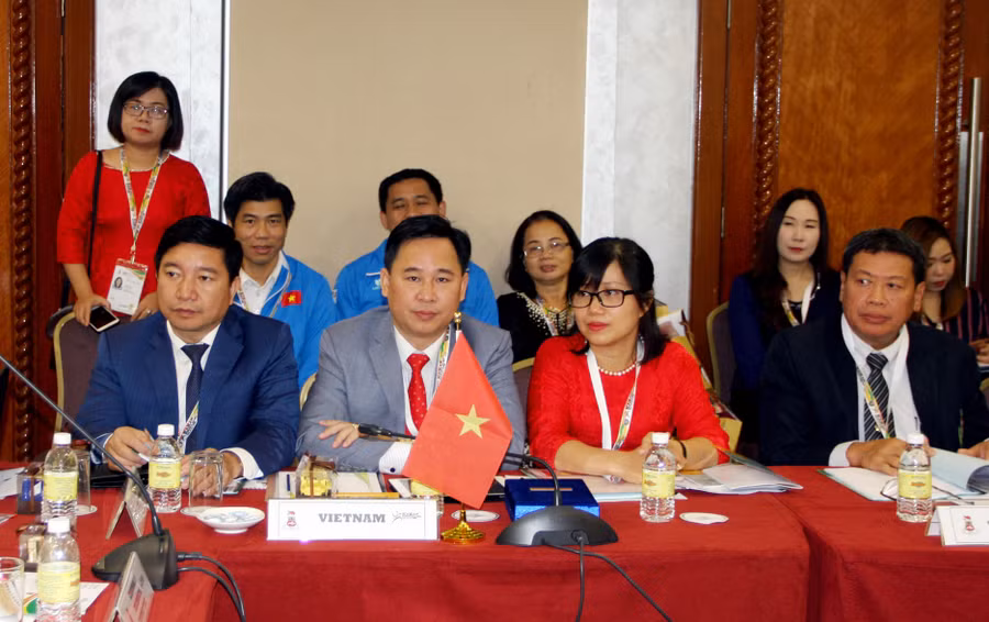 TS Lê Mạnh Hùng, Phó Vụ trưởng Vụ Giáo dục Thể chất (Bộ GD&ĐT), Trưởng Đoàn thể thao học sinh Việt Nam (giữa) dự Hội nghị